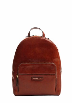 Zaino in pelle marrone dalla forma arrotondata, con tasca frontale con zip e maniglia superiore. Presenta dettagli di cucitura e un'etichetta con logo.