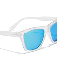 Klare Kunststoff-Sonnenbrille mit blauen getönten Gläsern, kantigen Formen und einem Logo, das am Bügel aufgedruckt ist. Sie hat ein minimalistisches Design und eine glatte Textur.