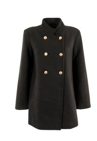 Abrigo de lana negro con un cuello alto, diseño de doble botonadura y seis botones dorados. Presenta dos bolsillos laterales y un acabado texturizado.