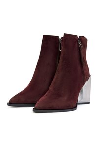 Stivaletti alla caviglia in suede bordeaux con punta appuntita, cerniera laterale e tacco blocco geometrico trasparente. Texture liscia e design strutturato.