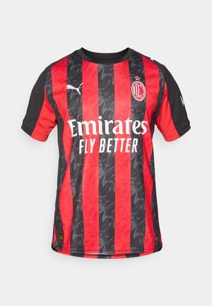 Maillot AC Milan avec des rayures verticales rouges et noires, présentant un motif texturé, col rond et logo Puma sur la manche droite.