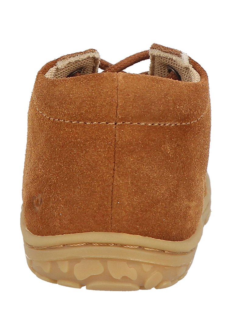 Braune Wildleder-Stiefelette mit glatter Textur, gepolstertem Schaft und Gummisohle mit einem Muster aus kleinen, erhabenen Formen.