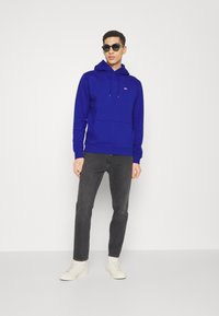 Tommy Jeans REGULAR HOODIE UNISEX - Felpa - navy voyage