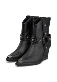 Botines negros hasta el tobillo con un acabado texturizado similar al de un reptil, puntera afilada, punta metálica y detalle de correa con tachuelas. Cuenta con un tacón bajo apilado.