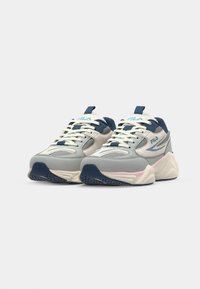 Zapatillas con un upper en gris y azul marino, con un diseño voluminoso, cordones blancos y una suela de goma con acentos en rosa claro. Logo de Fila exhibido de manera prominente.