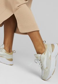 Puma CASSIA MIX  FÜR DAMEN - Sporta apavi - white vapor gray granola