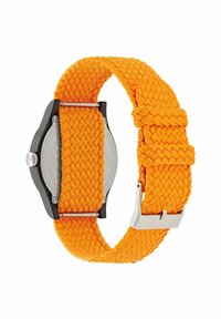 Banda de reloj textil trenzada de color naranja con caja negra, herrajes plateados y parte trasera metálica suave. Incluye un cierre de hebilla plateada.