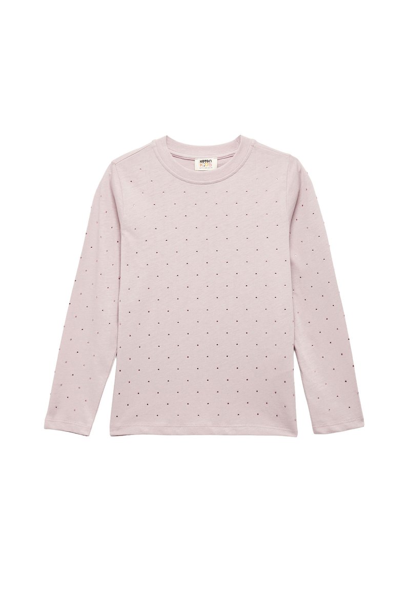 Lichtroze langemouwen shirt gemaakt van zachte stof, met kleine, verspreide rode stippen erdoorheen. Ronde halslijn en rechte snit.
