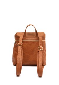 Sac à dos en cuir marron avec une surface texturée, une poignée supérieure, des bretelles doubles et des accents de fermeture éclair dorés. Forme rectangulaire avec un design simple.