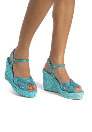 Sandali con tacco a cuneo turchese con design a strap incrociati, impreziositi da strass e con tacco intrecciato a forma di corda. Stile aperto sulla punta.