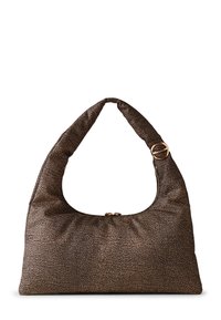 Bolso hobo de material texturizado en marrón oscuro con un asa curva y un acento circular en tono dorado. Forma redondeada con cierre de cremallera en la parte superior.