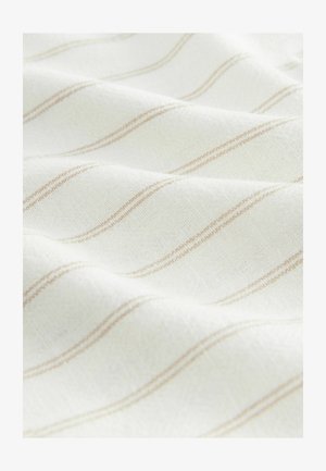 Tessuto crema con strisce diagonali di marrone chiaro, che presenta una consistenza morbida e una caduta fluida. Caratterizzato da un sottile motivo tessuto.