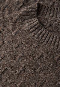 Maglione lavorato a maglia marrone con un design a treccia testurizzato, colletto a coste e una finitura morbida. Il materiale sembra spesso e accogliente.