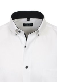 Weißes Hemd mit knöpfbarem Kragen und kontrastierendem schwarzen Kragen. Hat einen strukturierten Stoff, zwei schwarze Knöpfe und eine aufgesetzte Tasche auf der Brust. Das Etikett trägt die Aufschrift "REDMOND Comfort Fit."