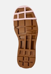 Suola di una scarpa di gomma marrone con accenti rosa, motivo di battistrada testurizzato, nome del marchio "Camper" e numero di taglia 38.