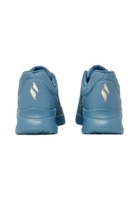 Scarpe da ginnastica blu con una finitura opaca liscia, forma arrotondata, colletto imbottito e un sottile logo dettagliato sul tallone.