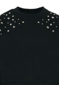 Czarna bluza z ozdobami z srebrnych ćwieków, w tym gwiazdami i kształtami geometrycznymi, na górnej części przodu. Miękki materiał, okrągły dekolt.