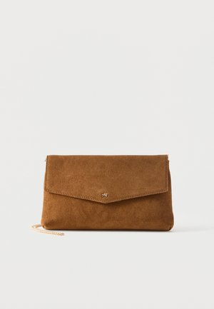 Bruine suède envelop clutch met een klein goudkleurig logo op de klep en een dunne gouden kettingriem gedeeltelijk zichtbaar.