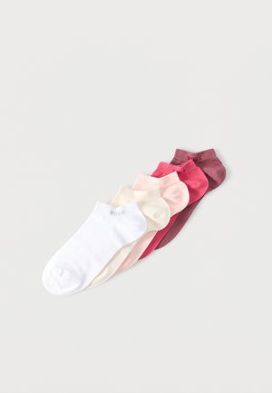 Five pairs of low-cut socks in white, cream, light pink, bright pink, and burgundy, arranged in a fan on a light background.