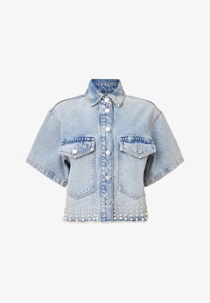 Ljusblå denimjacka med korta ärmar, med knappstängning, två bröstfickor och en nederkant smyckad med pärldekorationer.