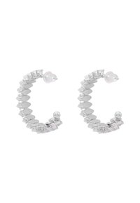 Boucles d'oreilles en argent en forme de "C" présentant des éléments alternant lisses et facettés, ornées de pierres précieuses transparentes et de bouts sphériques.