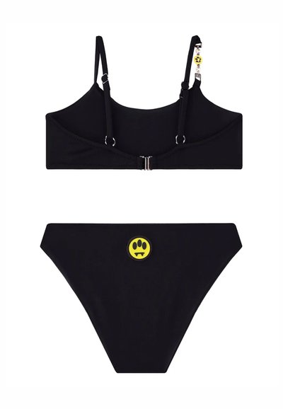 Set di bikini nero composto da un top corto con spalline regolabili e chiusura, abbinato a slip a vita alta con un dettaglio grafico giallo.