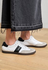 Nevybráno, white/black