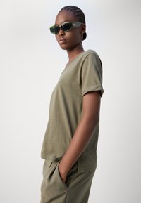 Esprit TEE - Camiseta básica - dark khaki