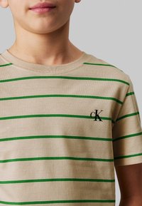 Calvin Klein Jeans STRIPED 2 PACK - Camiseta estampada - bright white   bright green