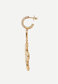 Orecchino a cerchio in tono oro con accenti scintillanti e un pendente ondulato pendente. Presenta una finitura lucida e dettagli intricati.