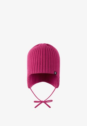 Różowa dziana czapka z żeberkowym wzorem, z nausznikami i trokami dla lepszego dopasowania. Posiada małe czarne logo z boku.