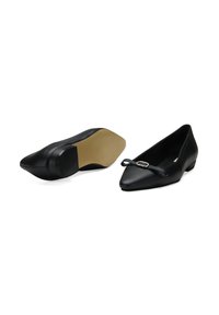 Schwarze flache Schuhe mit einer spitzen Zehenpartie, die an der Vorderseite mit einer kleinen Schleifenakzent versehen sind und eine glatte Lederstruktur aufweisen. Niedriger Absatz mit einer gummierten Sohle.