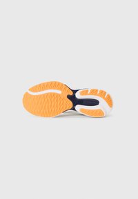 Semelle de chaussure en blanc et orange, dotée d'une surface texturée avec un motif ondulé et des rainures stratégiques pour l'adhérence.