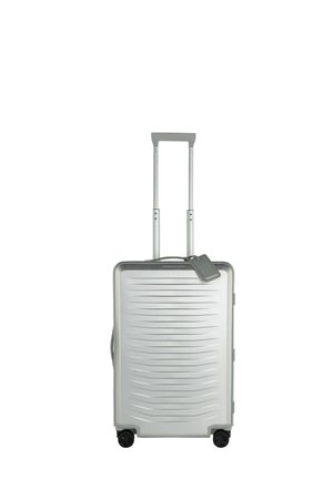 Hartschalen-Silberkoffer mit strukturiertem, linearem Design, teleskopischem Griff und vier Rädern. Enthält ein abnehmbares Gepäcketikett.