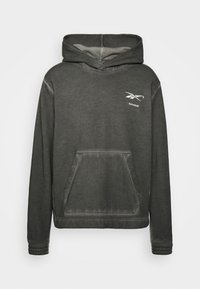Felpa con cappuccio grigio scuro realizzata in tessuto morbido, con tasca frontale, polsini a coste e logo sul petto. Il cappuccio è foderato di un colore più chiaro.