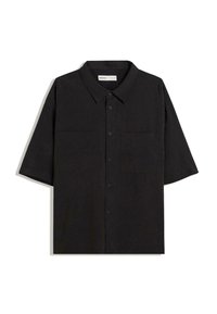 Maglietta nera a maniche corte con collo a camicia, due tasche frontali, chiusura a bottoni e una texture di tessuto liscia.