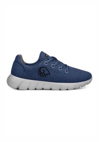Blauer Stoff-Sneaker mit strukturiertem Obermaterial, weißer Gummisohle, schwarzem Logo an der Seite und sechs Schnürsenkel-Ösen. Rundes Zehendesign.