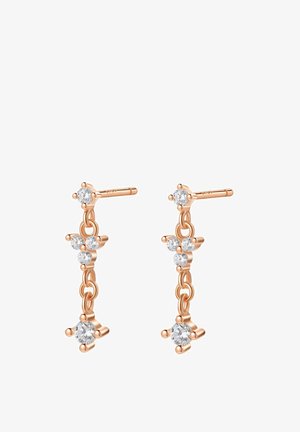 Los pendientes colgantes de oro rosa presentan un diseño de cadena con tres secciones enlazadas, cada una decorada con piedras redondas y brillantes de color claro.