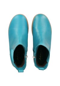 Bottines en cuir turquoise avec une finition lisse, zips latéraux et semelles beiges cousues, vues de dessus, mettant en avant la forme et la texture.