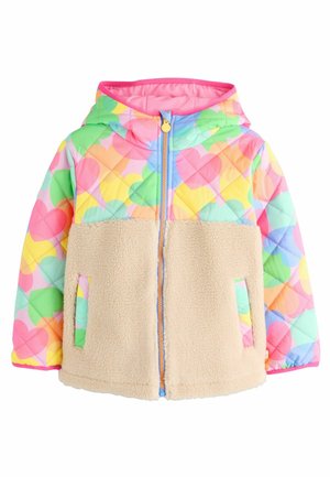 Giacca trapuntata con un motivo di cuori multicolore sulla parte superiore, fondo in pile beige, cappuccio e zip blu con un tirante giallo.