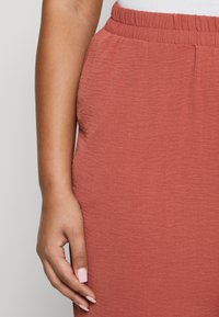 Vero Moda Curve VMALVA WIDE - Pantalon classique - marsala