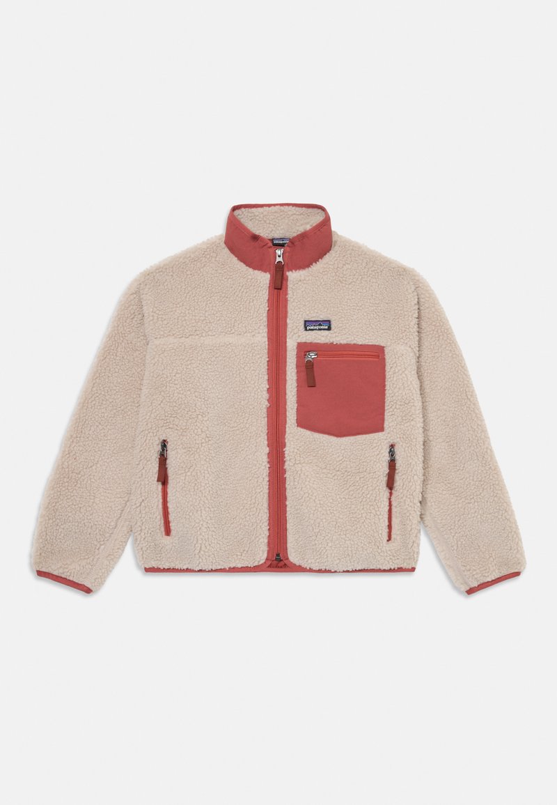 Lys beige fleecejakke med høy krage, frontglidelås og en kontrastfarge rød lomme. Har sidelommer med glidelås og teksturert stoff.