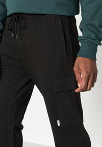 Jack & Jones JPSTGORDON JJSHARK   - Pantalones deportivos - black