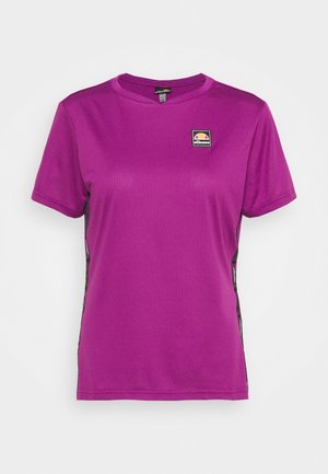 T-shirt violet à manches courtes en tissu texturé, présentant un logo sur le devant et des accents noirs sur les côtés avec un texte de marque répétitif.