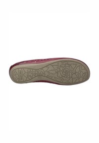 Sole di scarpa bordeaux con motivo floreale texture. Presenta una base in gomma marrone chiaro con un bordo liscio e fori di ventilazione lungo i lati.