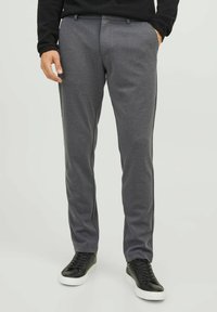Graue, maßgeschneiderte Hose aus weichem Stoff mit glatter Oberfläche, mit schlankem Schnitt, seitlichen Taschen und einem Bund mit Gürtelschlaufen.