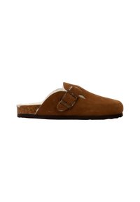 Zoccoli in suede marrone con cinturino a fibbia, interno morbido e suola testurizzata. Progettati per una comodità di calzata slip-on.