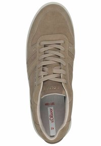 Scarpa sportiva beige con tomaia in suede texturizzato, punta rotonda e chiusura con lacci. Presenta motivi laterali a contrasto e soletta imbottita. Logo del marchio impresso.