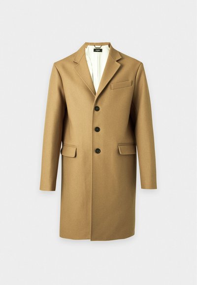 Manteau homme camel brun à simple boutonnage avec trois boutons noirs, col cranté et poches à rabat sur fond clair.