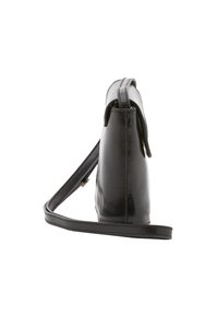Borsa a tracolla in pelle nera con una finitura lucida, forma slim, tracolla regolabile e design minimalista, caratterizzata da cuciture ordinate.